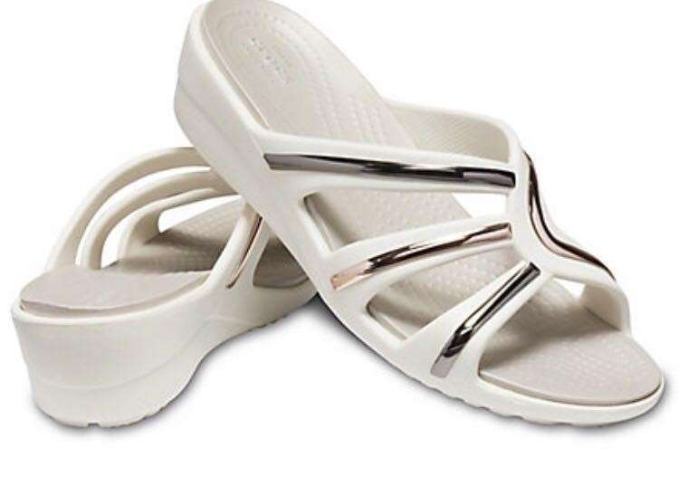 Жіночі шльопанці Crocs Sanrah Metal Block Strap Wdg White/Gold — фото 1