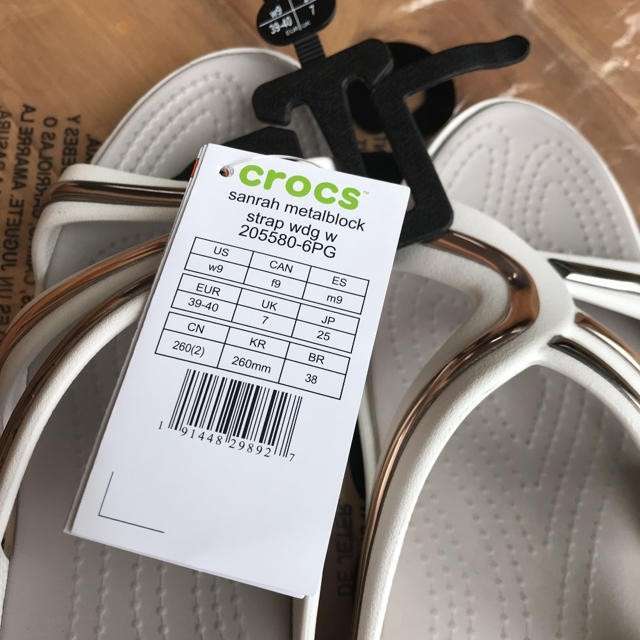 Жіночі шльопанці Crocs Sanrah Metal Block Strap Wdg White/Gold — фото 8