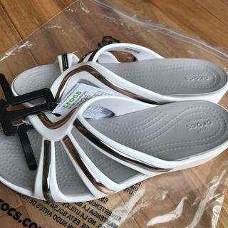 Жіночі шльопанці Crocs Sanrah Metal Block Strap Wdg White/Gold — фото 9