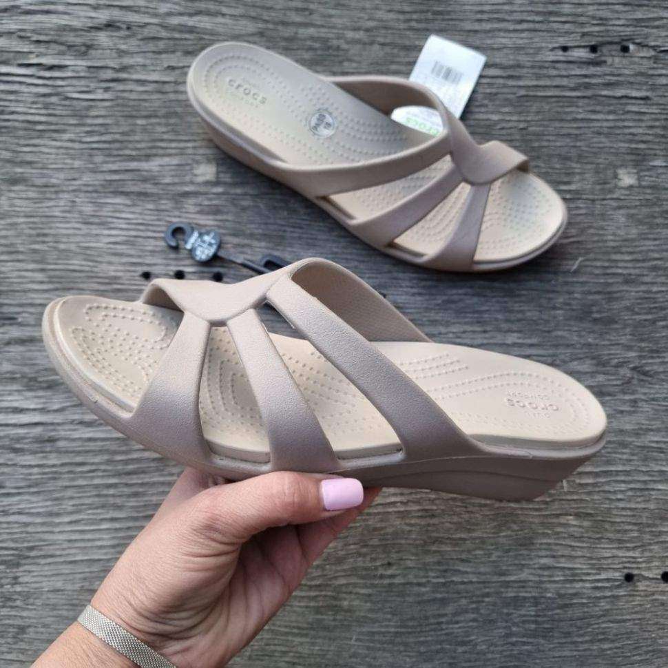 Жіночі шльопанці Crocs Women's Sanrah Strappy Wedge Sandal Mushroom/Cobblestone — фото 7