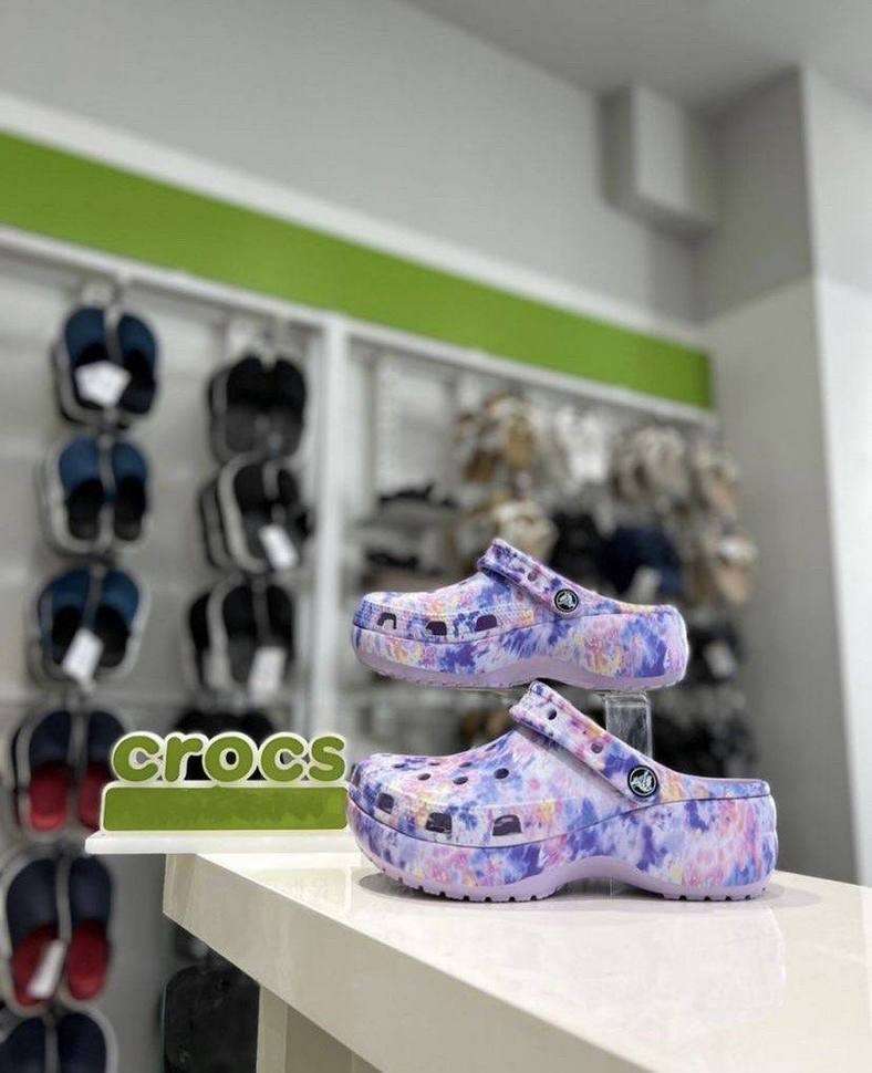 Жіночі Crocs Classic Platform Tie-Dye Graphic Lavender / Multi Clog — фото 2