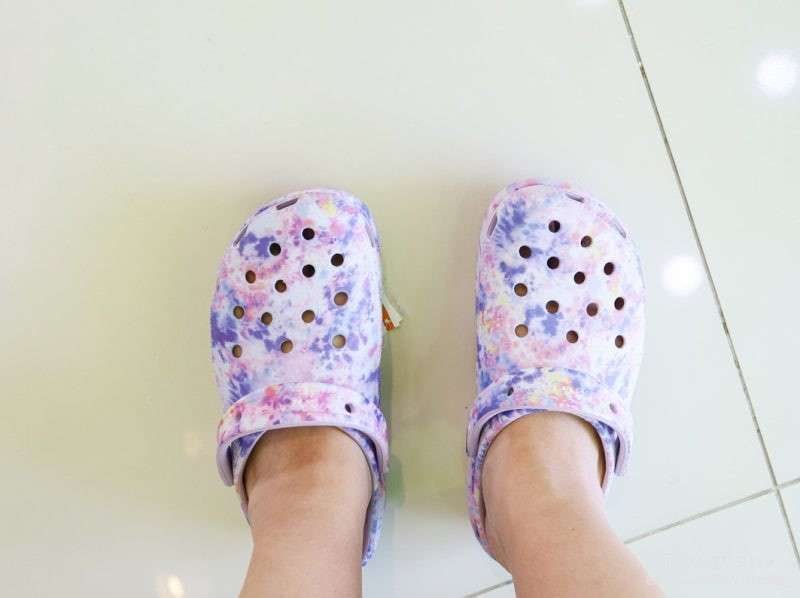 Жіночі Crocs Classic Platform Tie-Dye Graphic Lavender / Multi Clog — фото 11