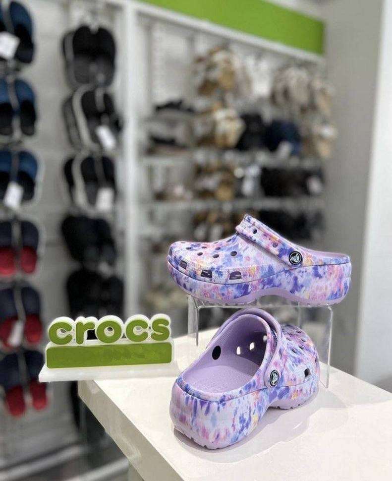 Жіночі Crocs Classic Platform Tie-Dye Graphic Lavender / Multi Clog — фото 3