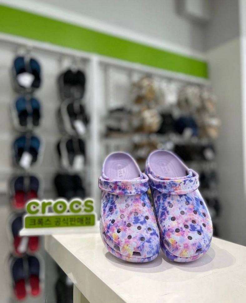 Жіночі Crocs Classic Platform Tie-Dye Graphic Lavender / Multi Clog — фото 4