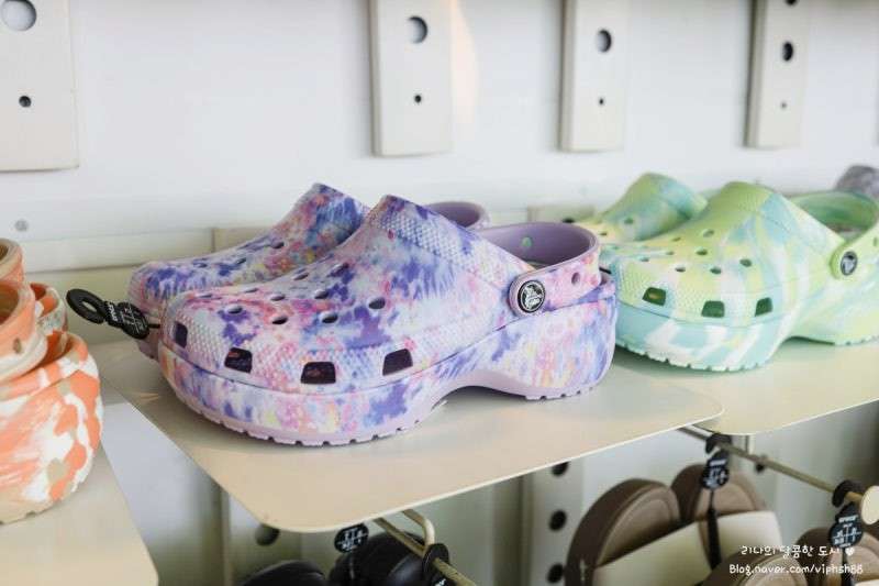 Жіночі Crocs Classic Platform Tie-Dye Graphic Lavender / Multi Clog — фото 7
