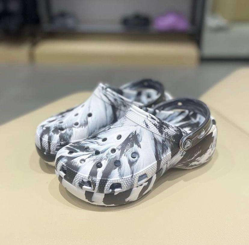 Жіночі Crocs Classic Clog marbled Black/White — фото 2