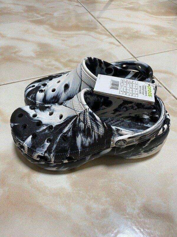 Жіночі Crocs Classic Clog marbled Black/White — фото 11