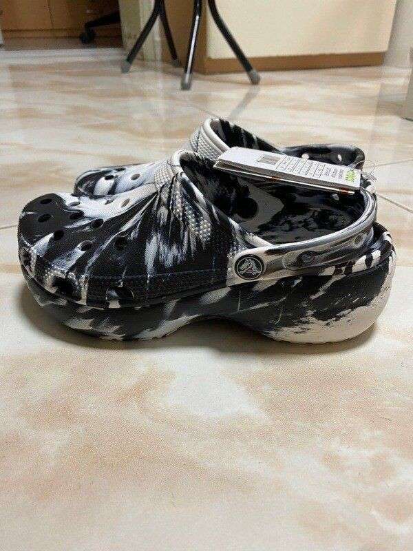 Жіночі Crocs Classic Clog marbled Black/White — фото 12