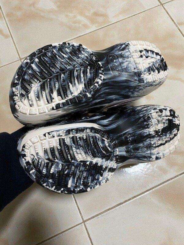 Жіночі Crocs Classic Clog marbled Black/White — фото 14