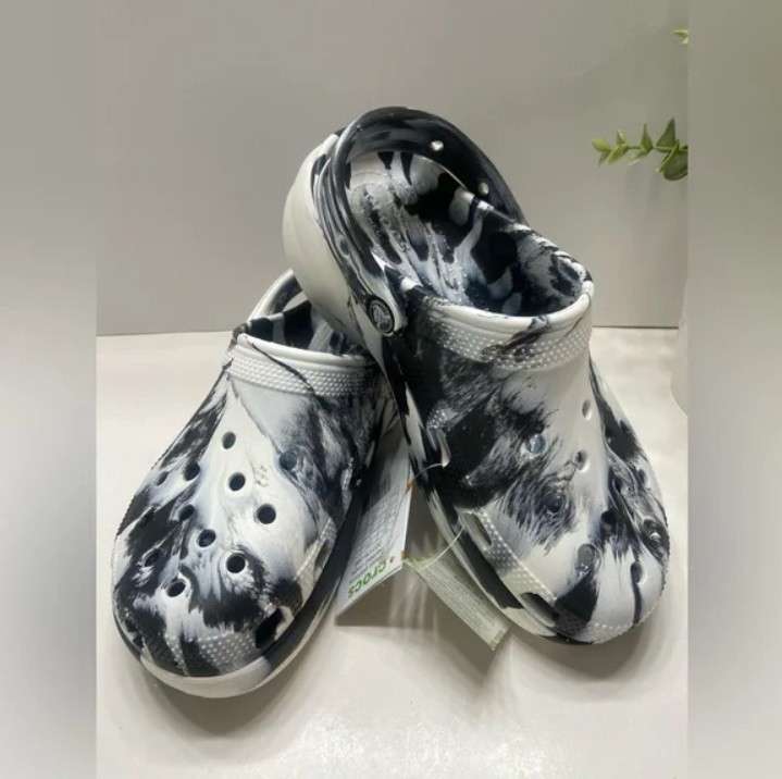 Жіночі Crocs Classic Clog marbled Black/White — фото 9