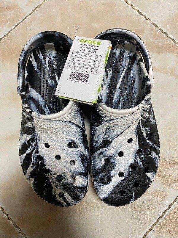 Жіночі Crocs Classic Clog marbled Black/White — фото 10