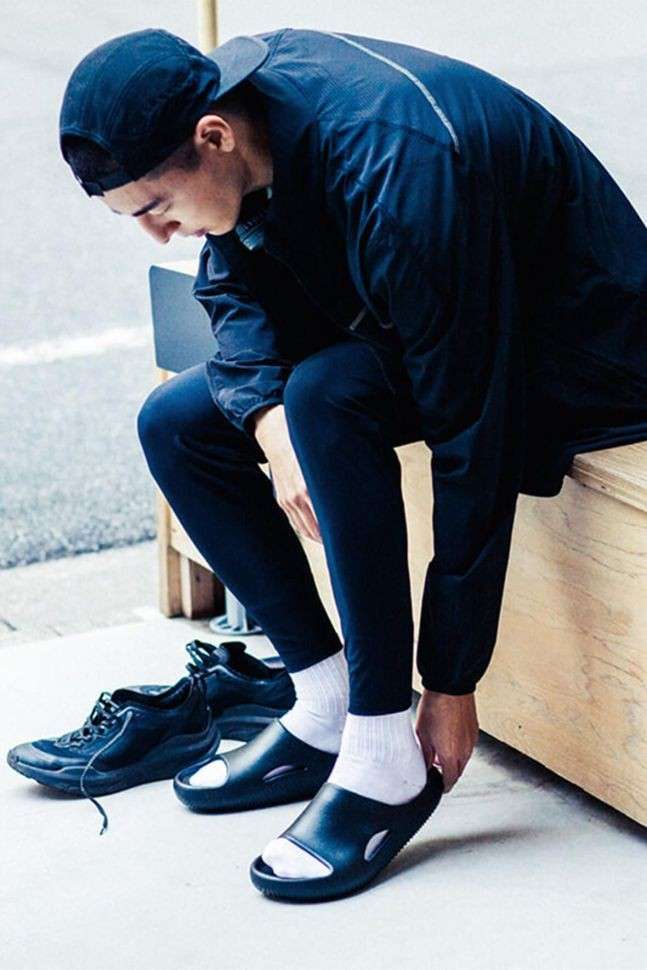 Чоловічі Crocs Меллоу Чорні шльопанці Mellow Recovery Slide Black — фото 4