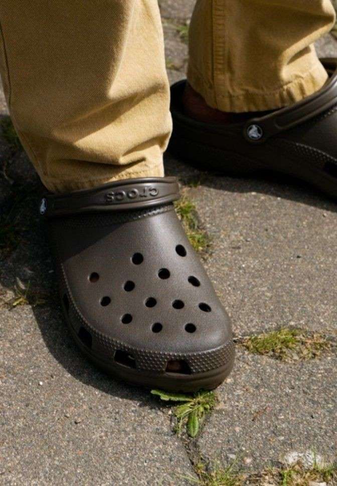 Чоловічі Crocs Classic Chocolate Clog — фото 14