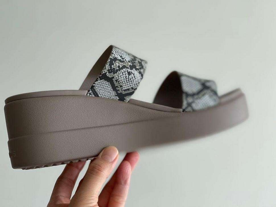 Жіночі шльопанці Crocs Reptilian Print Brooklyn Mid Wedge Sandals Multi — фото 5