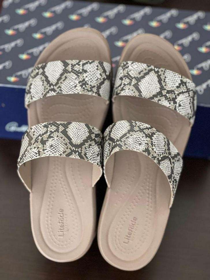 Жіночі шльопанці Crocs Reptilian Print Brooklyn Mid Wedge Sandals Multi — фото 6