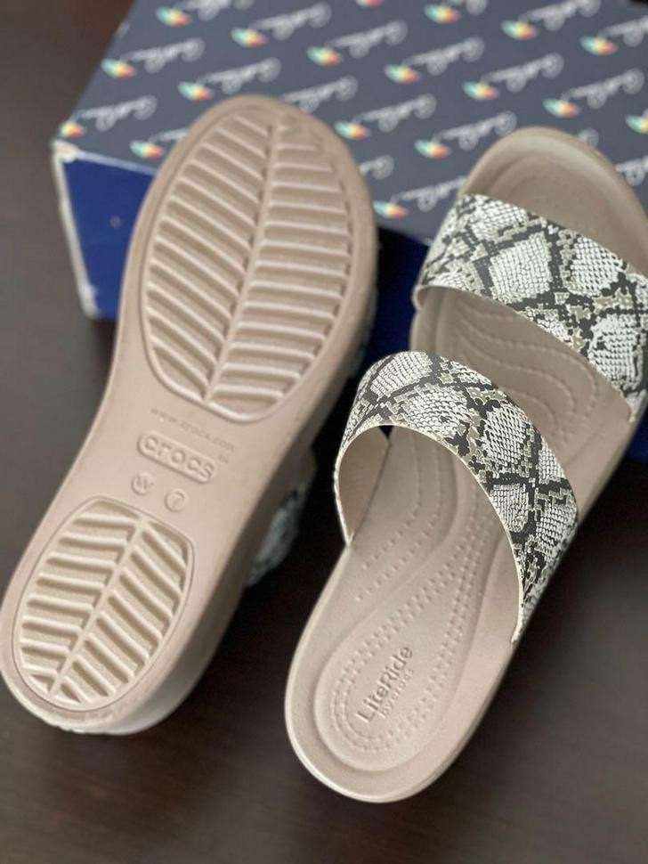 Жіночі шльопанці Crocs Reptilian Print Brooklyn Mid Wedge Sandals Multi — фото 7