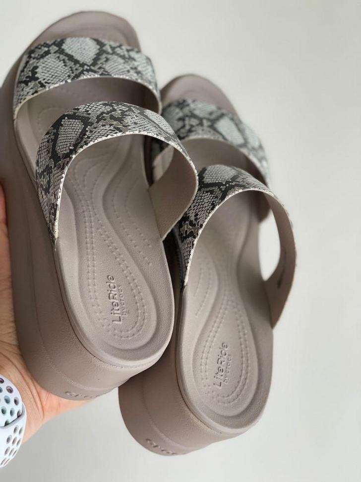 Жіночі шльопанці Crocs Reptilian Print Brooklyn Mid Wedge Sandals Multi — фото 8