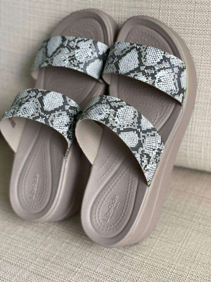 Жіночі шльопанці Crocs Reptilian Print Brooklyn Mid Wedge Sandals Multi — фото 9