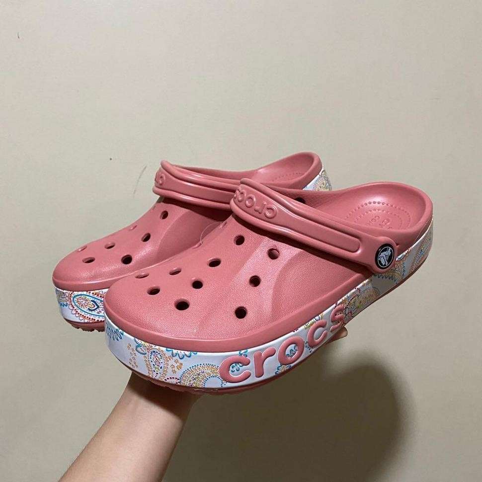 Жіночі Crocs Bayaband Bandana Print Clogs Blossom — фото 2