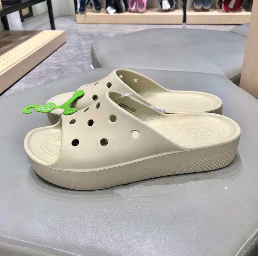 Жіночі шльопанці Crocs Classic Platform Slide Bone — фото 11