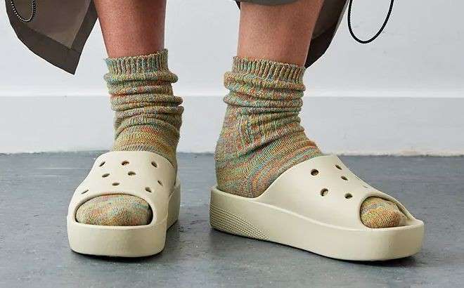 Жіночі шльопанці Crocs Classic Platform Slide Bone — фото 4