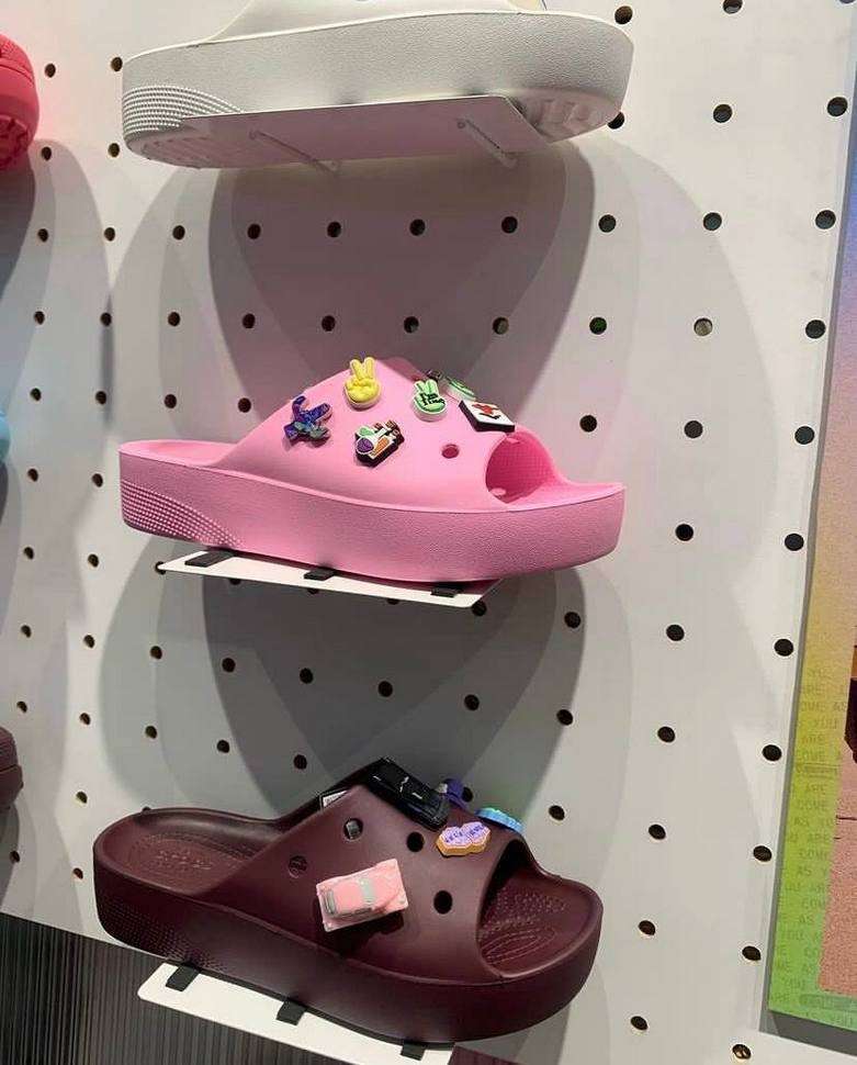 Жіночі шльопанці Crocs Classic Platform Slide Dark Cherry — фото 3