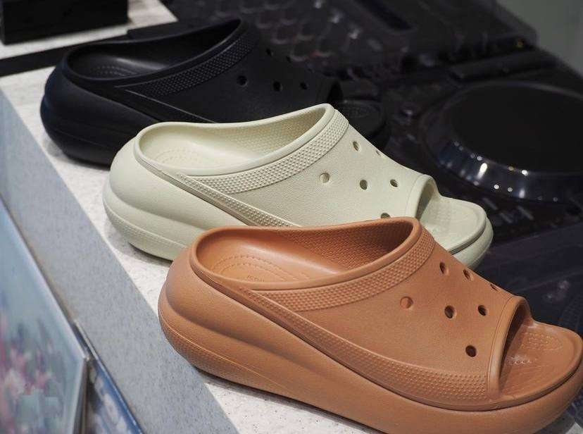 Crocs Беж шльопанці Classic Crush Platform Slide Cork — фото 9