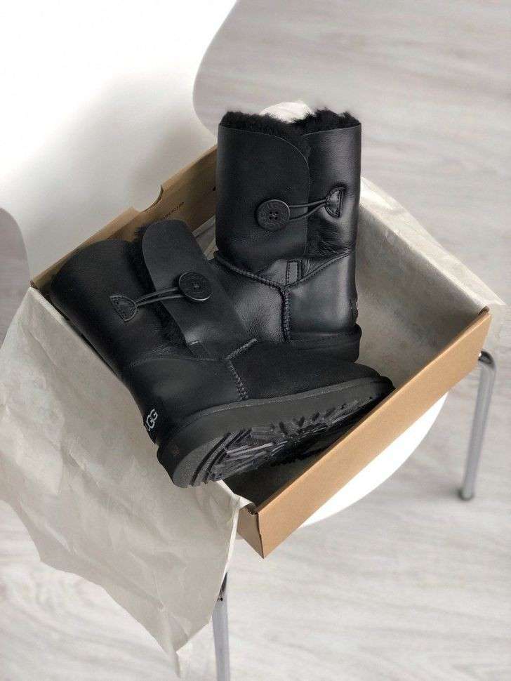 Жіночі UGG Середні Чорні Шкіряні з Пуговкою Australia BAILEY BUTTON Black Leather — фото 3