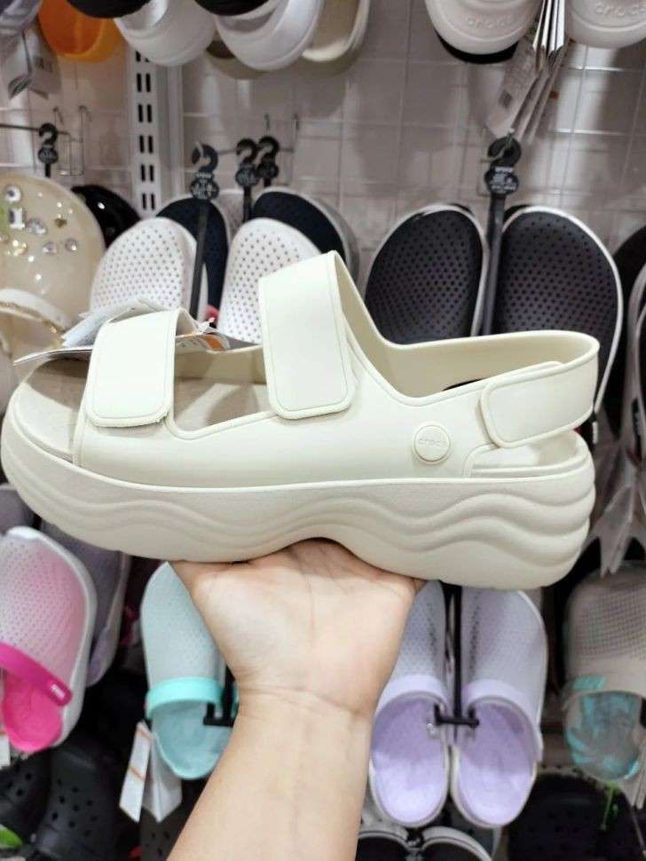 Жіночі сандалі Crocs Skyline Sandal Platform Bone — фото 2