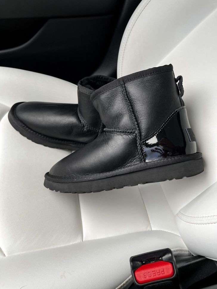 Жіночі UGG Міні Чорні Шкіра Металлік Лак Пятка Classic Mini Black Metallic Suede — фото 13