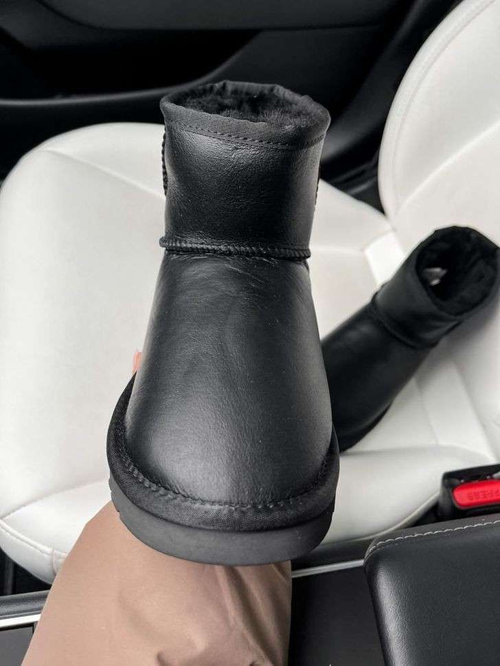 Жіночі UGG Міні Чорні Шкіра Металлік Лак Пятка Classic Mini Black Metallic Suede — фото 14