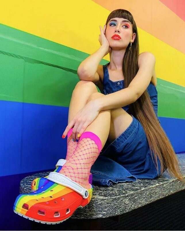 Жіночі Crocs Rainbow Graphic Classic Stripe Clog — фото 3