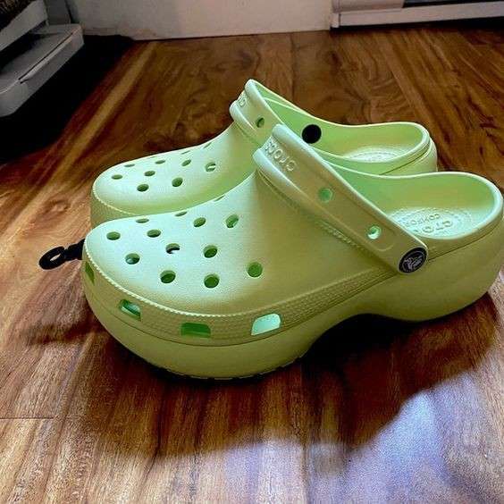 Жіночі Crocs Women´s Classic Platform Clog Celery — фото 3