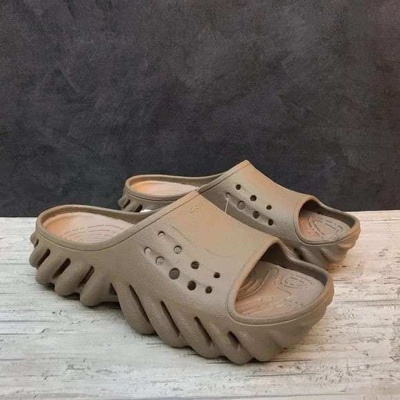 Чоловічі шльопанці Crocs Echo Slide Tumbleweed — фото 2