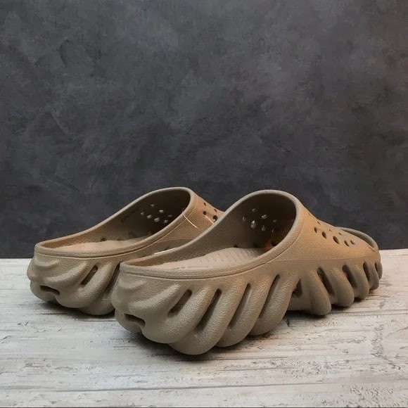 Чоловічі шльопанці Crocs Echo Slide Tumbleweed — фото 12