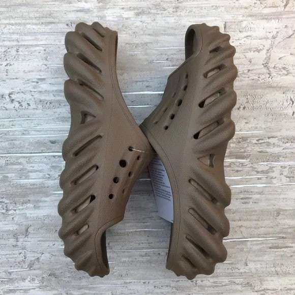 Чоловічі шльопанці Crocs Echo Slide Tumbleweed — фото 14