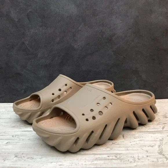 Чоловічі шльопанці Crocs Echo Slide Tumbleweed — фото 9