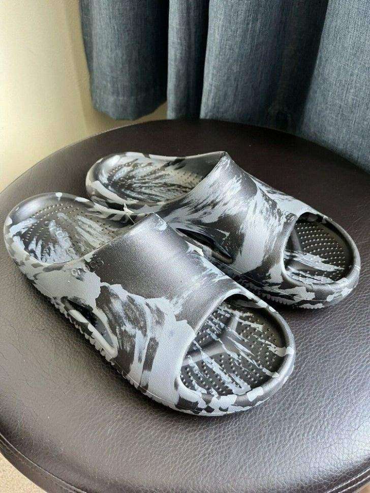 Чоловічі шльопанці Crocs Mellow Marbled Slide Black/Charcoal — фото 2