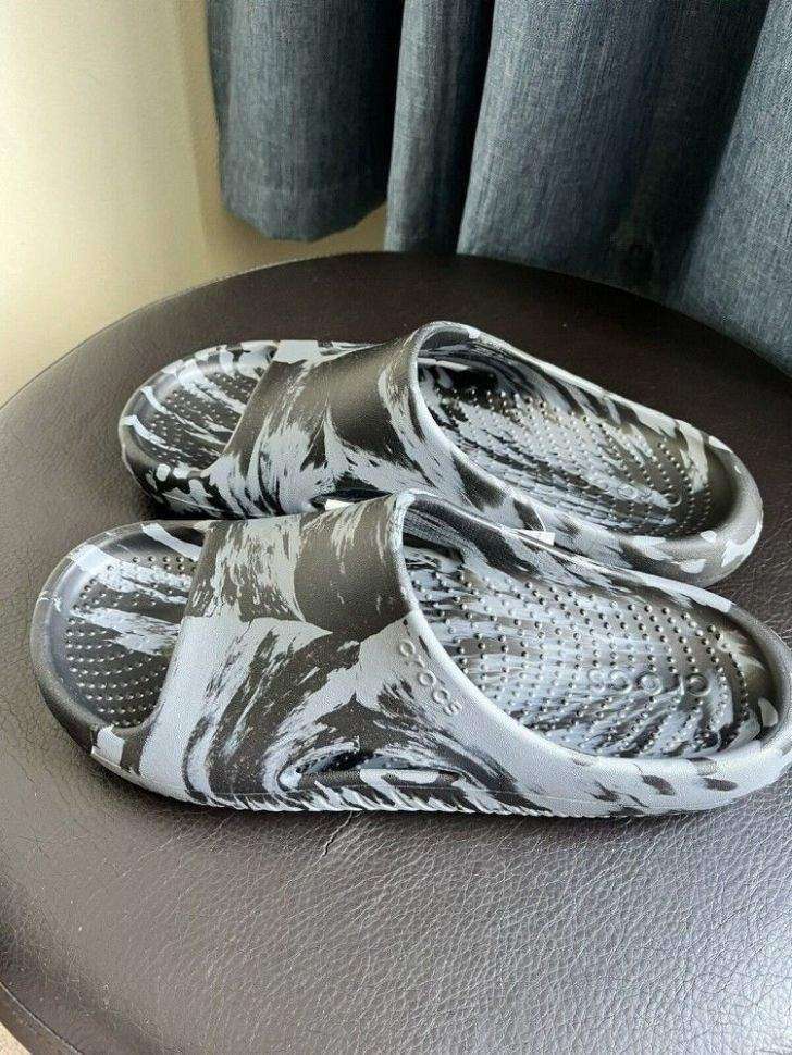 Чоловічі шльопанці Crocs Mellow Marbled Slide Black/Charcoal — фото 7