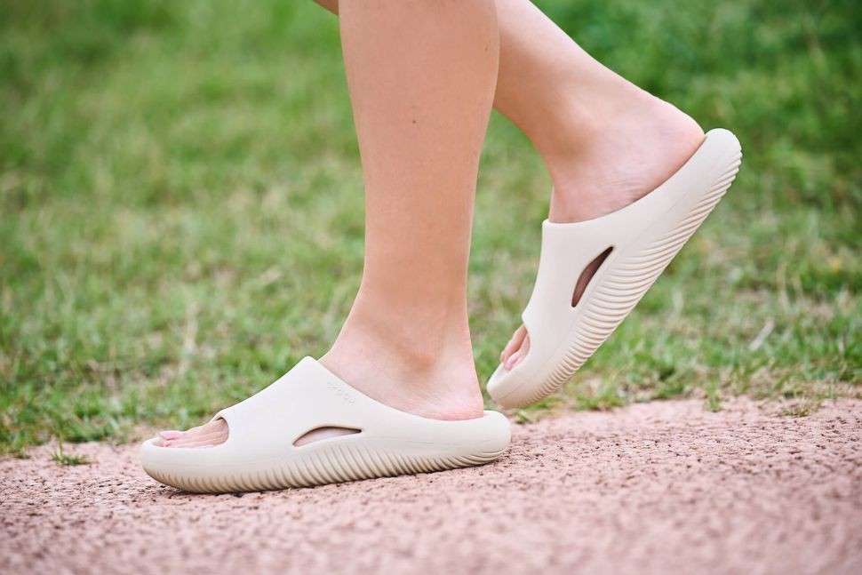 Чоловічі шльопанці Crocs Mellow Recovery Slide Atmosphere — фото 5