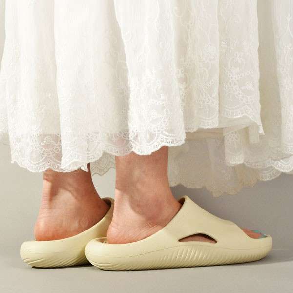 Шльопанці Crocs Mellow Recovery Slide Bone — фото 7
