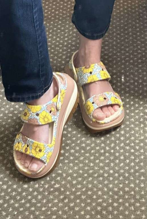 Жіночі Сандалі Crocs Mega Crush Retro Floral Sandal Vanilla\Cork — фото 3