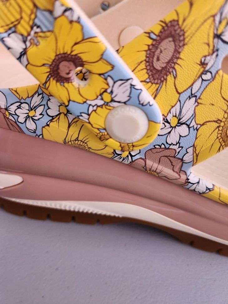 Жіночі Сандалі Crocs Mega Crush Retro Floral Sandal Vanilla\Cork — фото 8