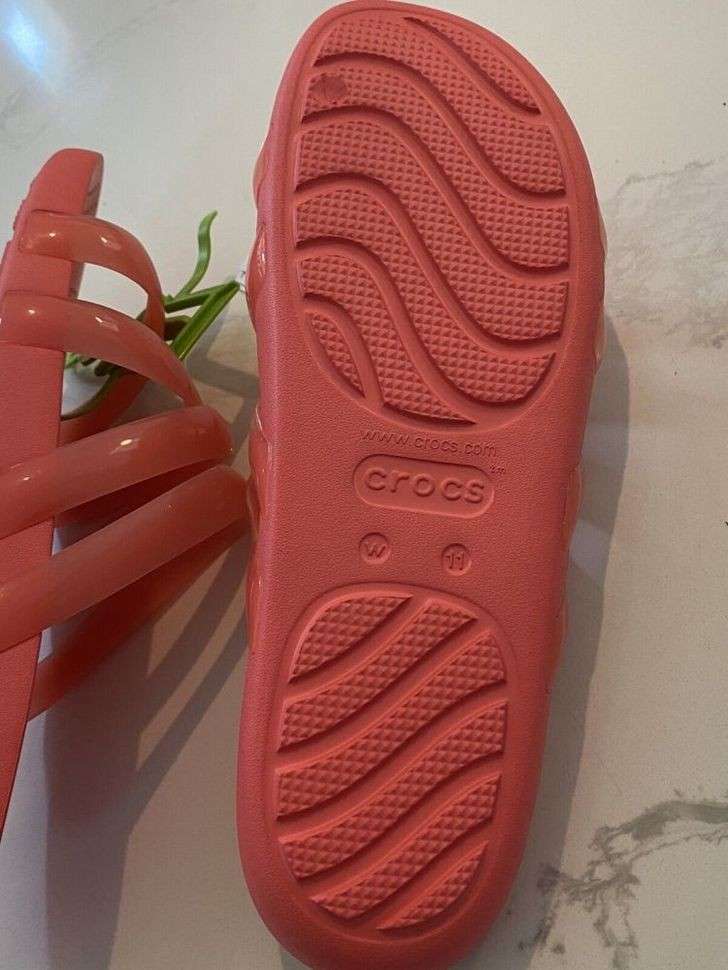 Жіночі шльопанці Crocs Splash Glossy Strappy Sandal Neon Watermelon — фото 7