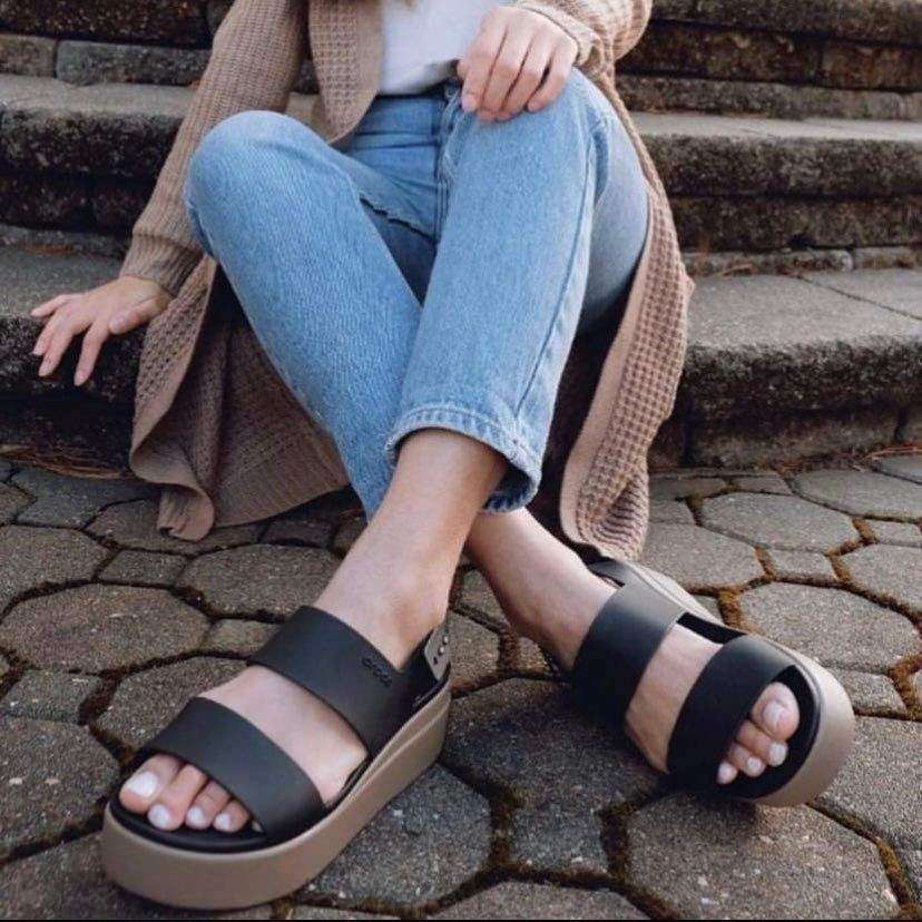 Жіночі Сандалі Crocs Brooklyn Low Wedge Black / Mushroom — фото 14