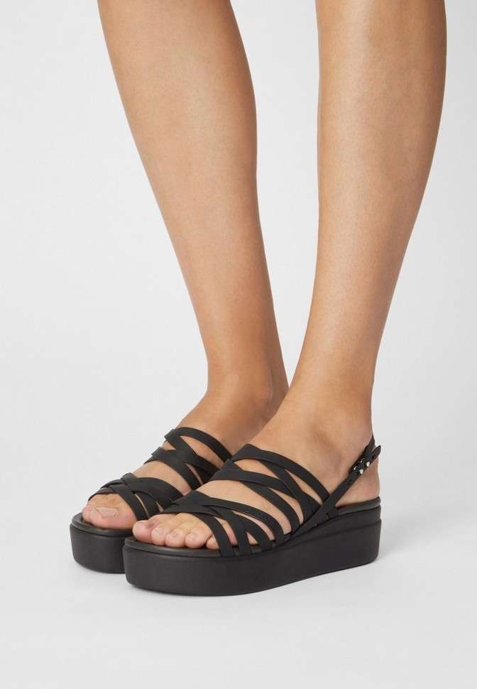 Жіночі Сандалі Crocs Women´s Brooklyn Strappy Low Wedge Black — фото 10