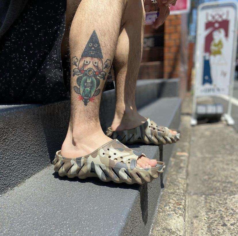 Чоловічі шльопанці Crocs Echo Camo Redux Slide Charcoal — фото 11