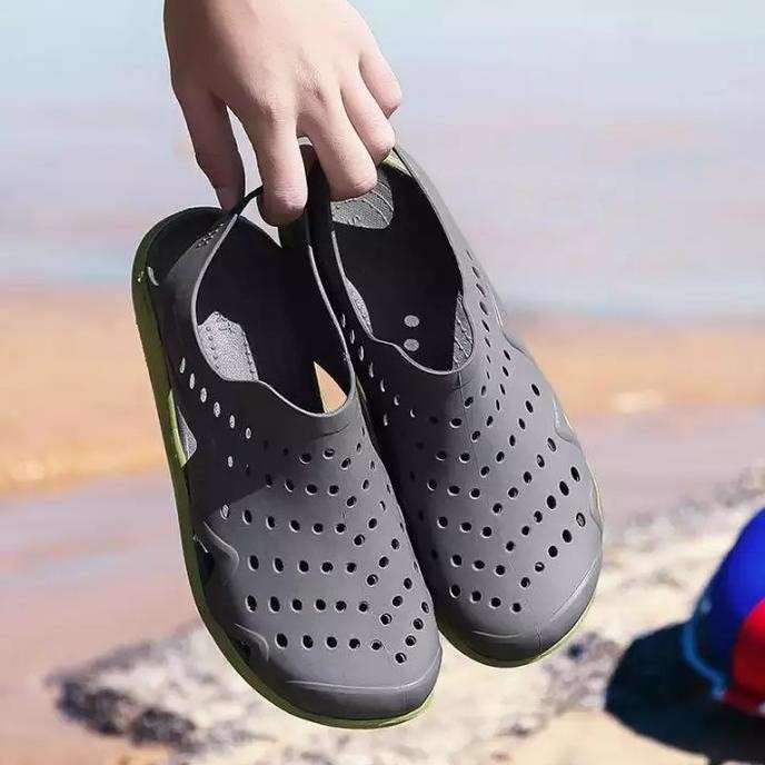 Чоловічі сандалі Crocs Men's Swiftwater Wave Sandal Flat Grey — фото 4