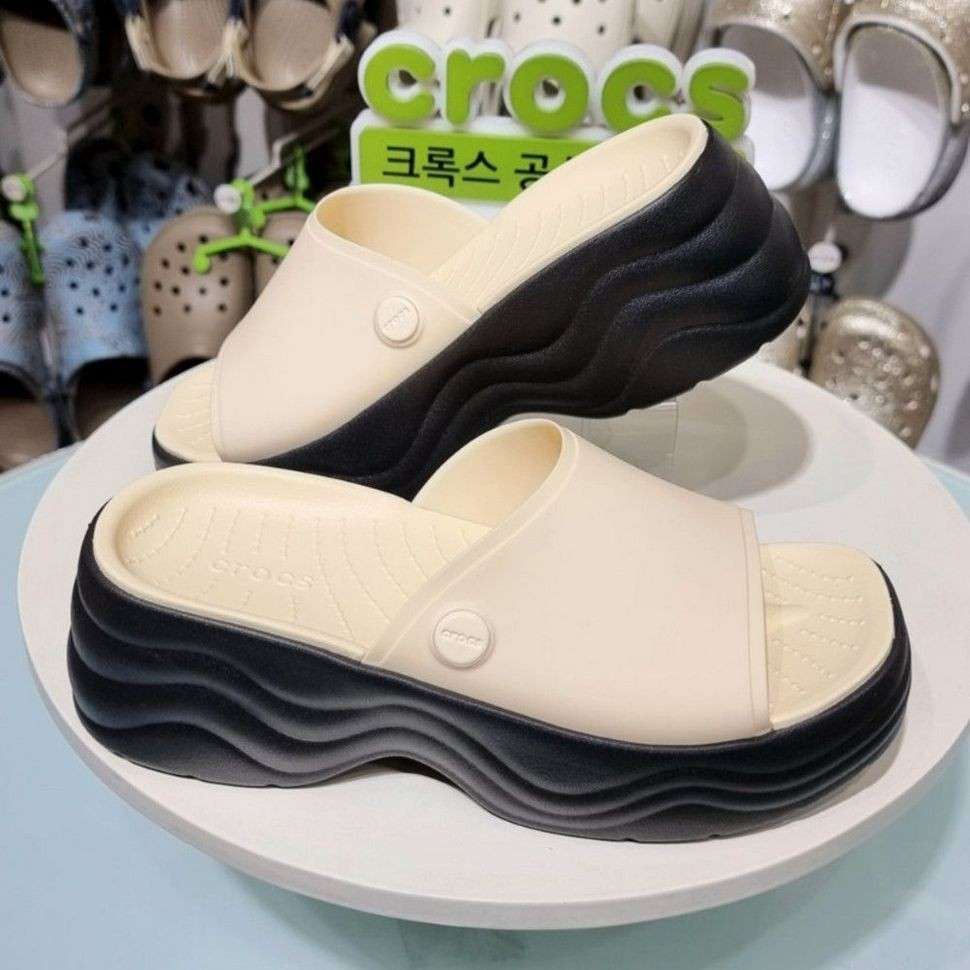 Жіночі шльопанці Crocs Skyline Slide Vanilla/Black — фото 2