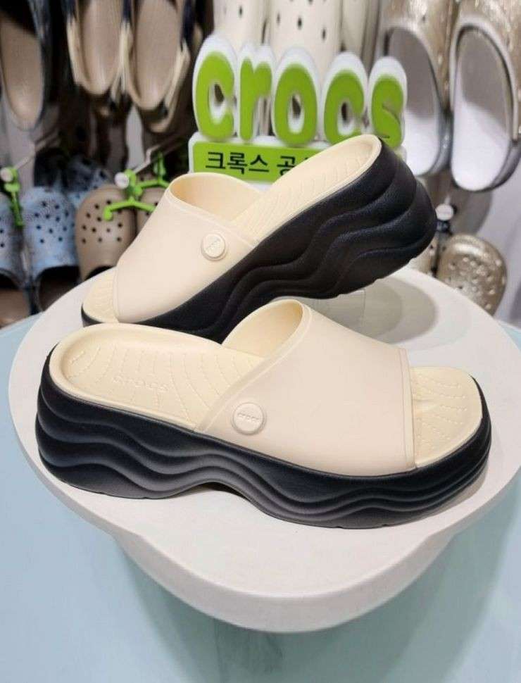 Жіночі шльопанці Crocs Skyline Slide Vanilla/Black — фото 8